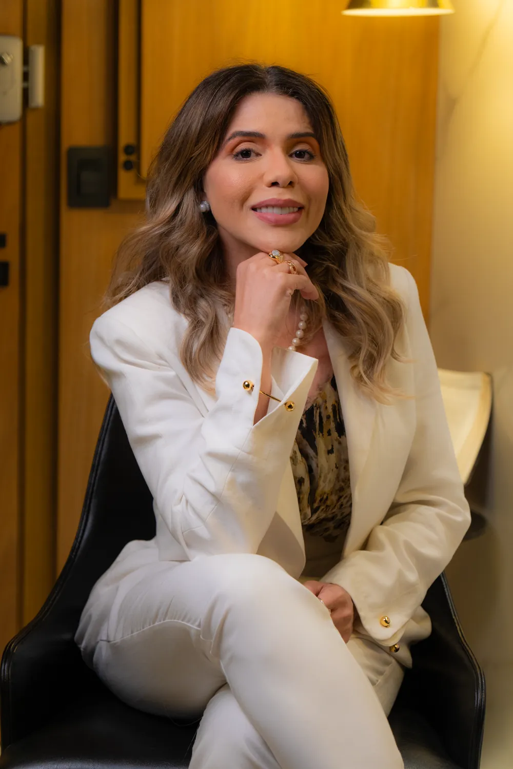 Geisiane Soares Dourado sorrindo, de blazer branco